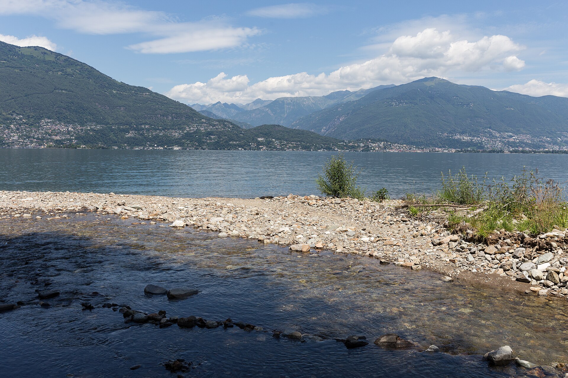 maccagno con pino e veddasca spiaggia di zenna