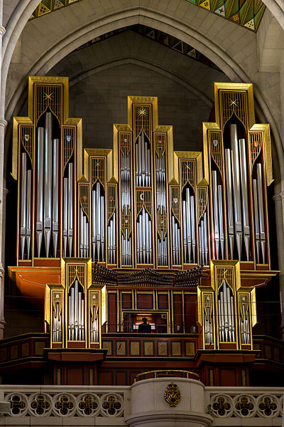 l organo all interno della cattedrale, realizzato da gerhard grenzing