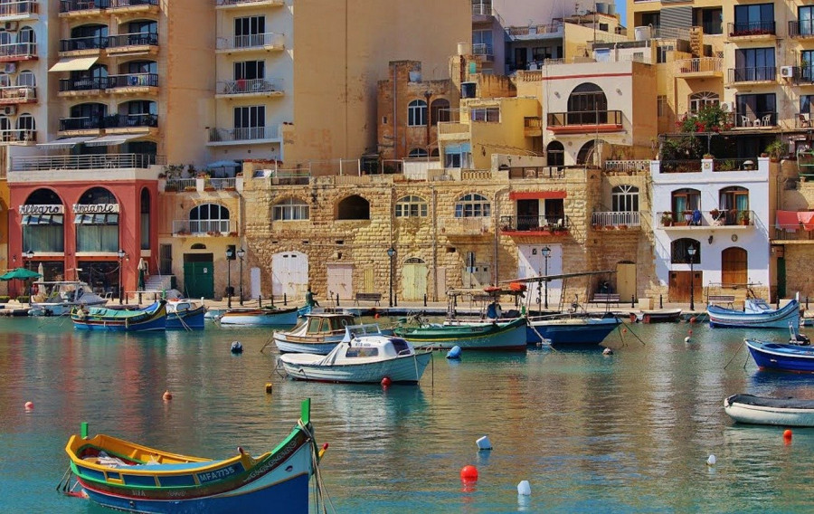 Giovani si divertono sulla spiaggia