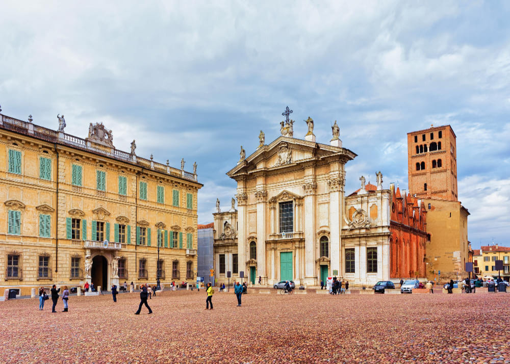 mantova italia 22 ottobre 2016 persone alla chiesa di sant andrea in piazza mantegna a mantova lombardia italia