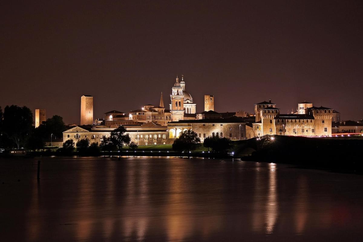 mantova laghi riflessi notte luci 1