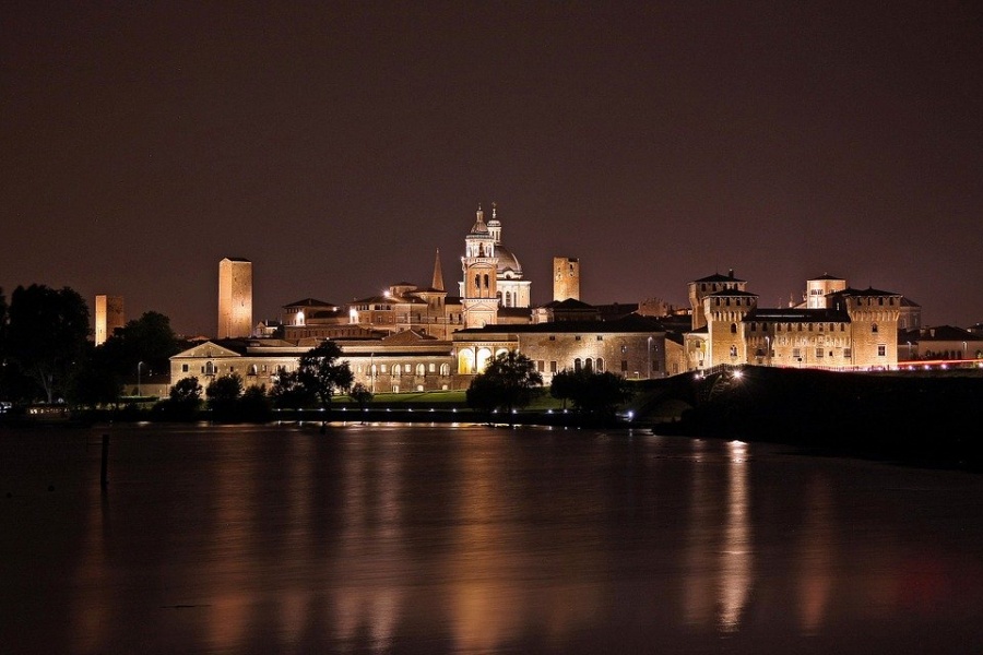 /foto/mantova laghi riflessi notte luci