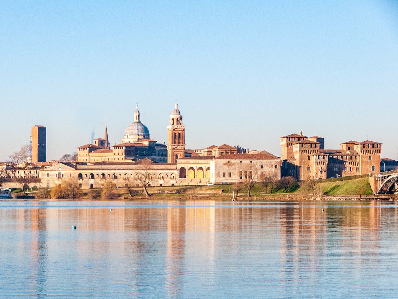 panorama notturno di mantova