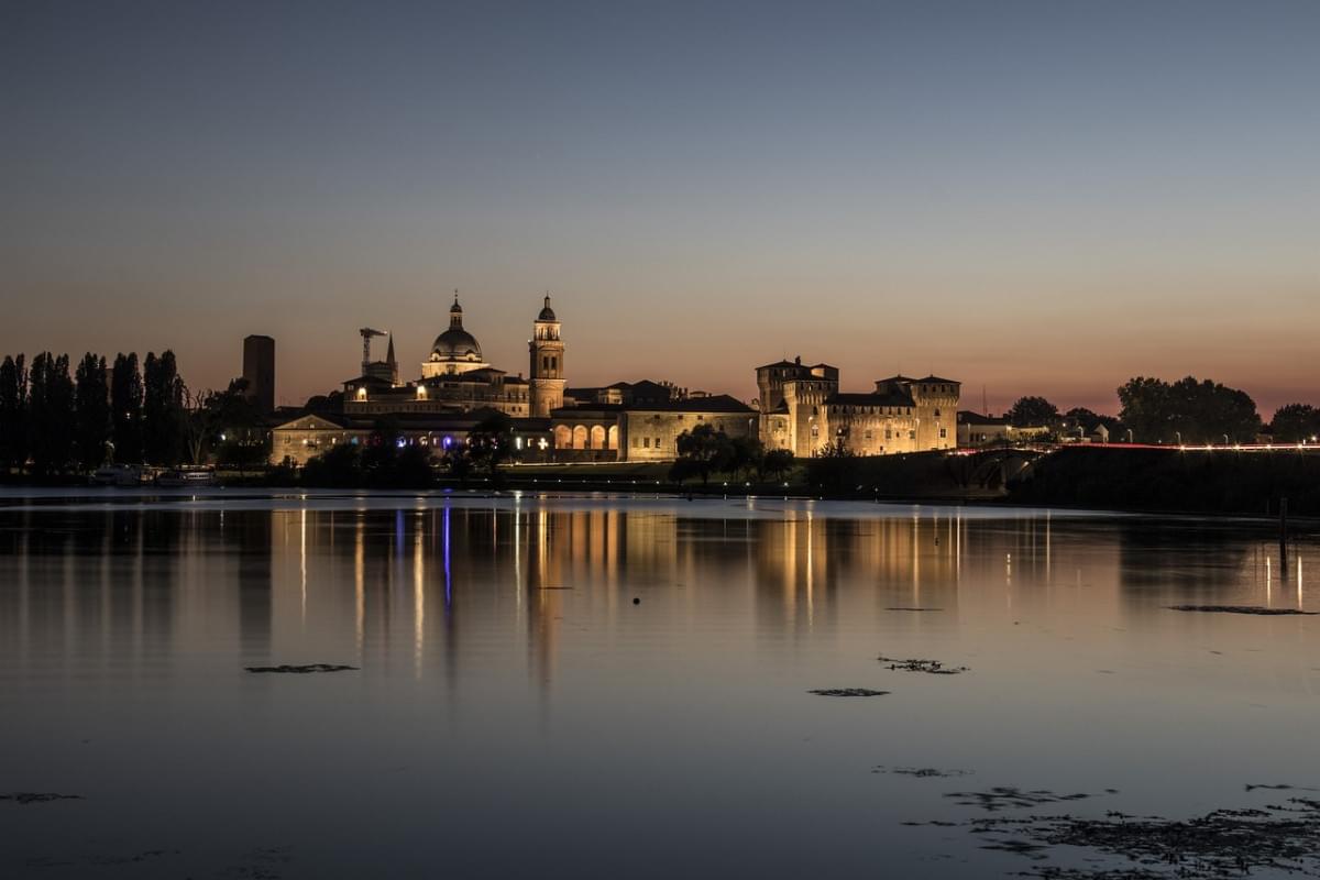 mantova notte tramonto laghi citta 1