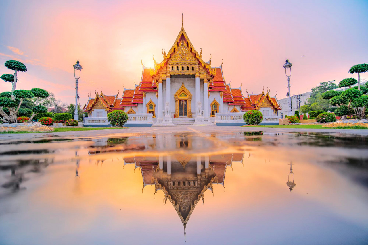 marble temple bangkok thailand famous marble temple benchamabophit is popular tourist destination bangkok is important buddhist place evening atmosphere