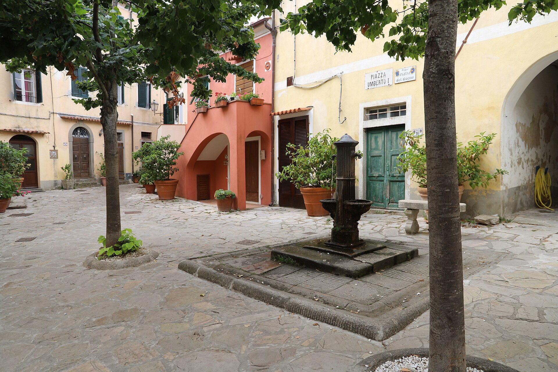 marciana frazione poggio 05 piazzetta con fontana