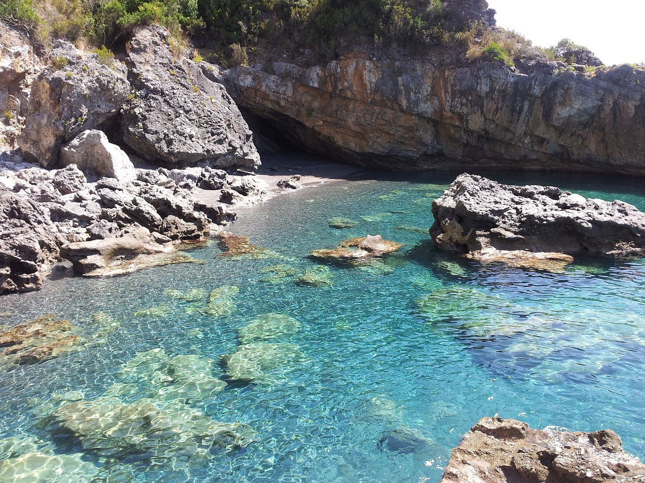 mare acqua chiara spiaggia italia