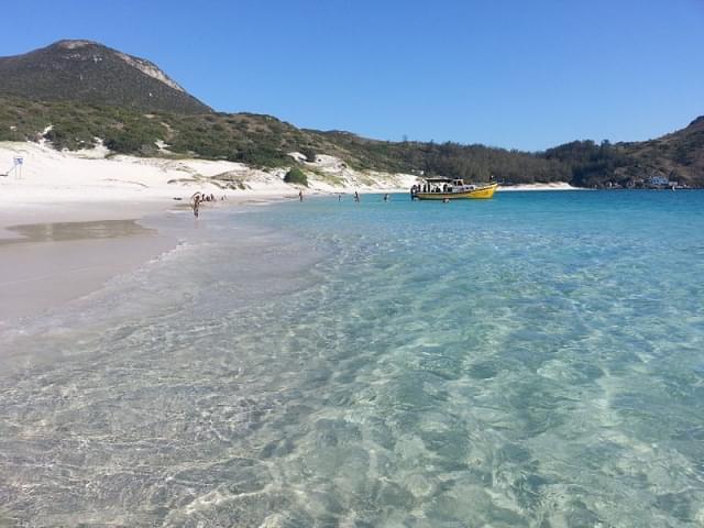 mare cristallino a praia do farol in arraial do cabo