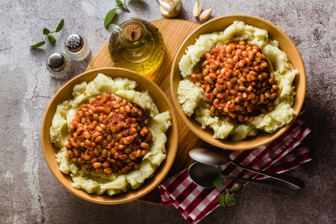 mashed potatoes with stewed white beans tomatoes