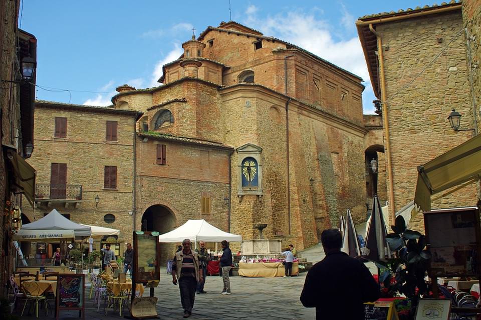 mercatini e locali per le strade di perugia