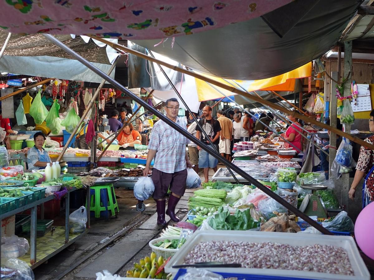 mercato ferroviario maeklong 1