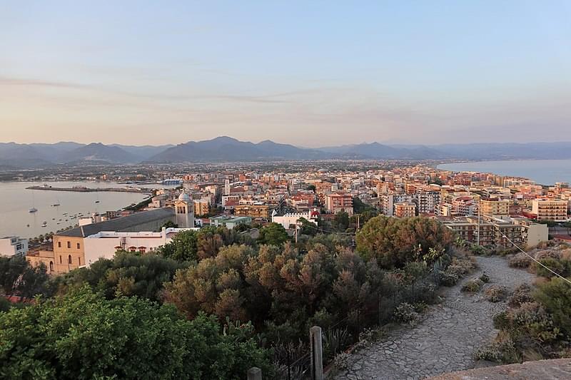 milazzo panorama del borgo dal fortino all alba