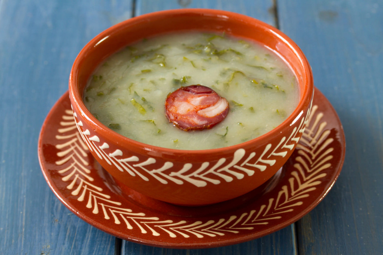 minestra portoghese caldo verde in piatto di ceramica