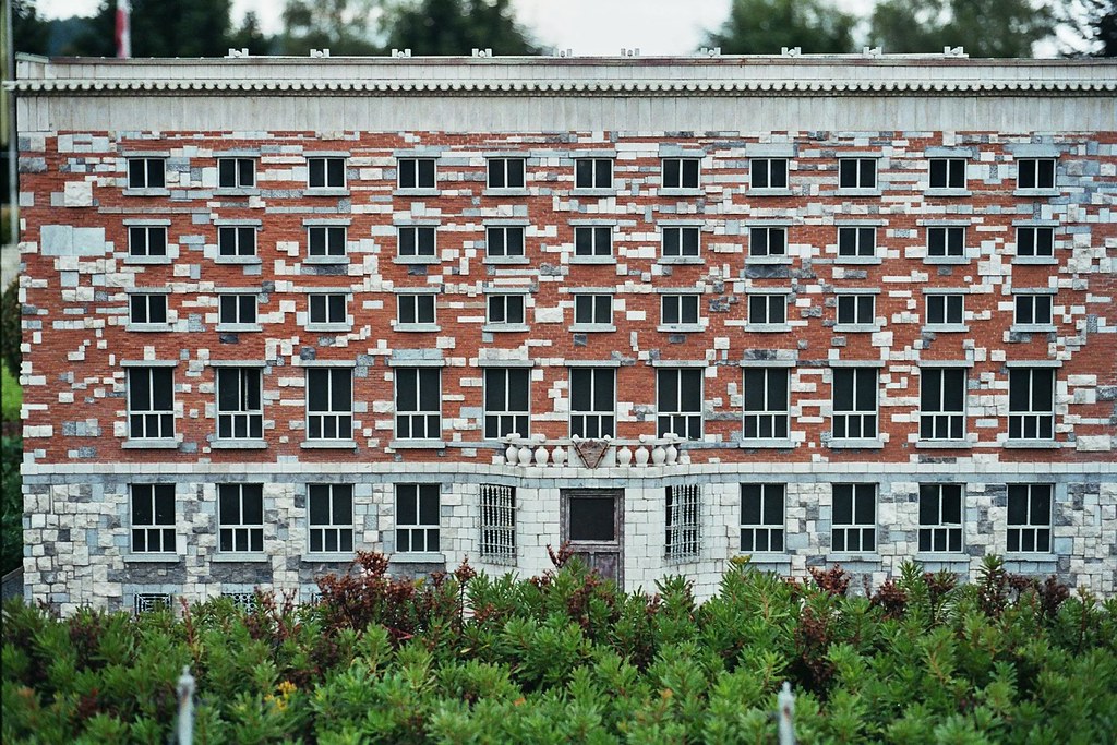 Facciata della Biblioteca Nazionale di Lubiana progettata da Plečnik