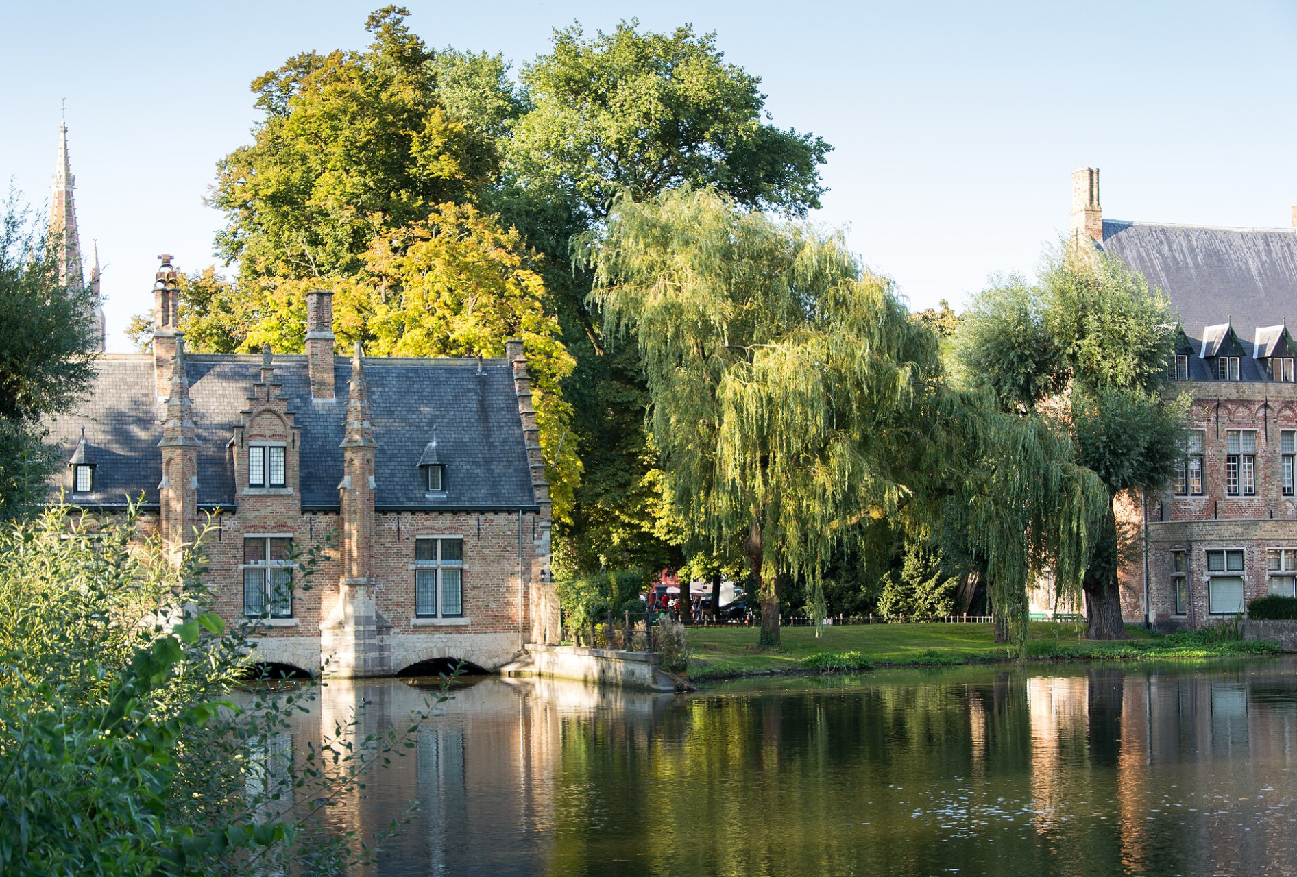 vista panoramica dell'edificio sul minnewaterlake e del parco a Bruges