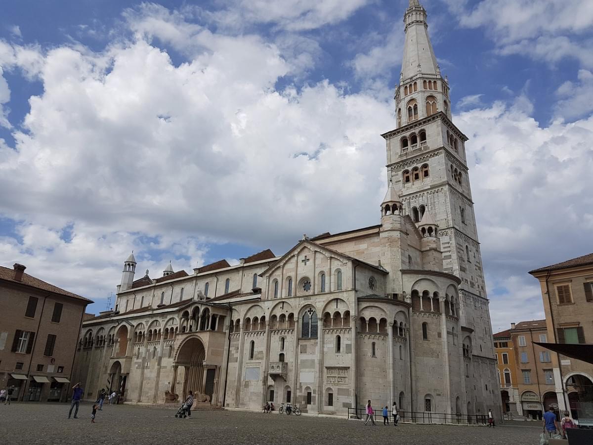 modena duomo piazza nuvole cielo 1