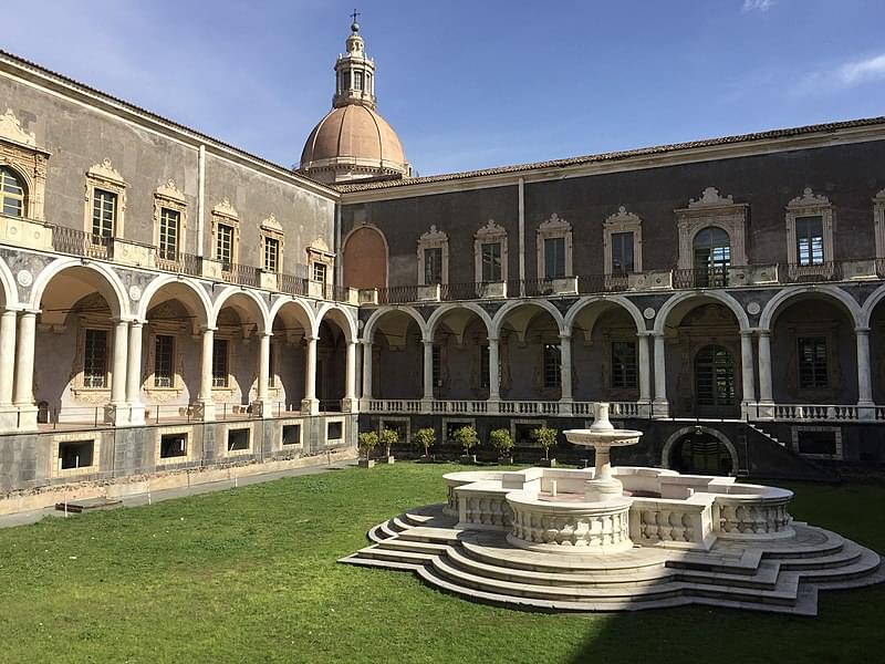 monastero dei benedettini catania chiostro dei marmi con cupola della chiesa