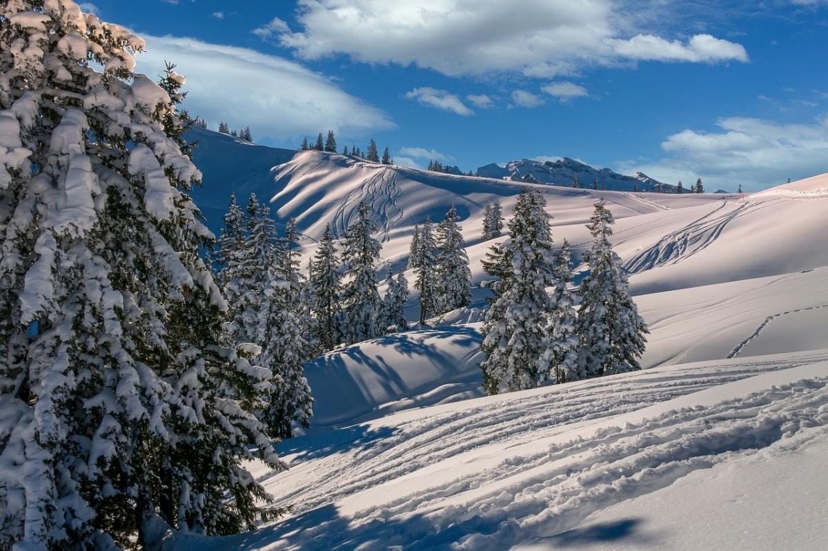 montagna innevata di sankt moritz