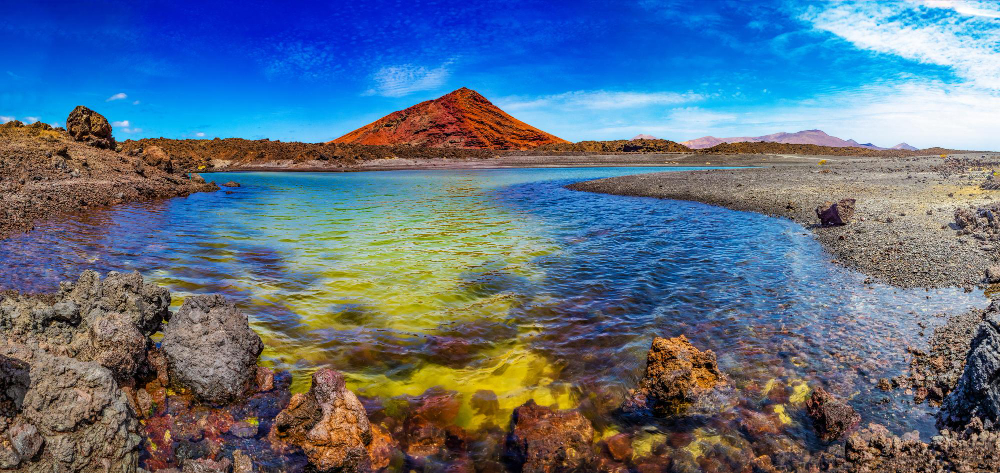 montana roja charco verde cerca costa mar islas canarias lanzarote playas espana