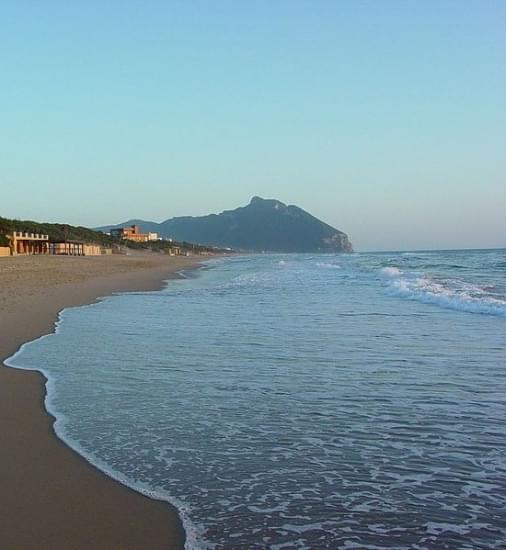 monte circeo visto dalla spiaggia di sabaudia