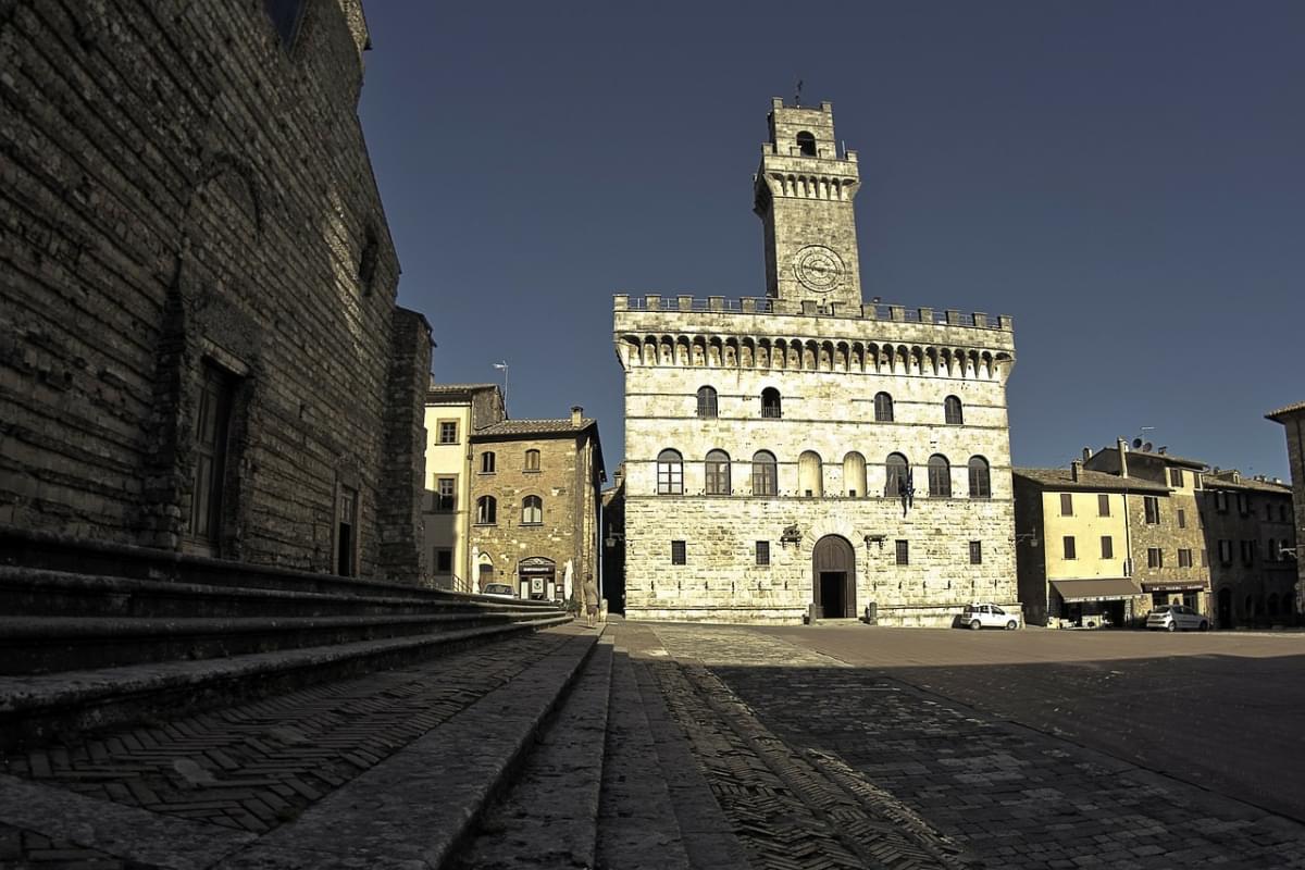 montepulciano piazza grande tuscany