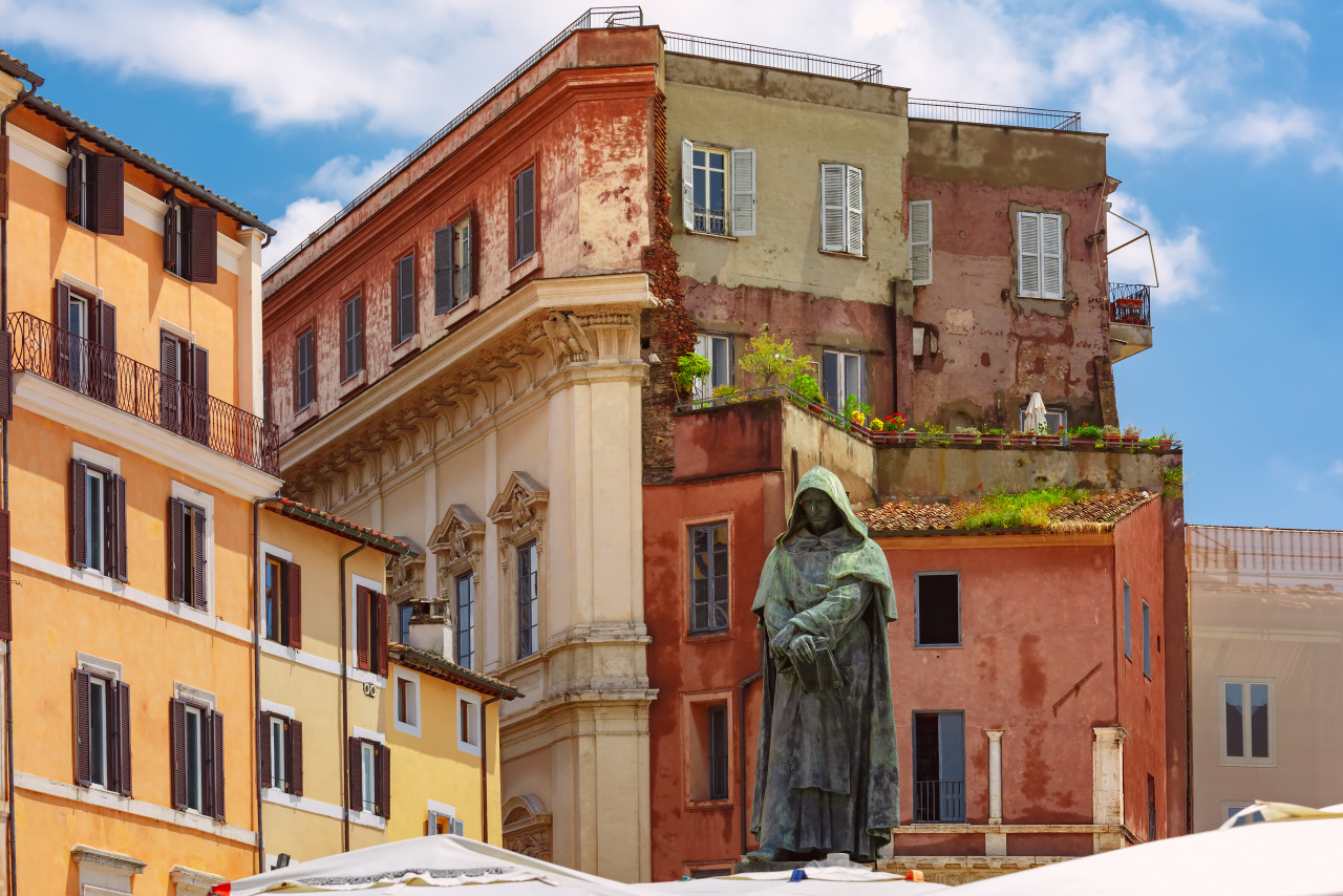 monument philosopher giordano bruno centre square campo de fiori rome italy