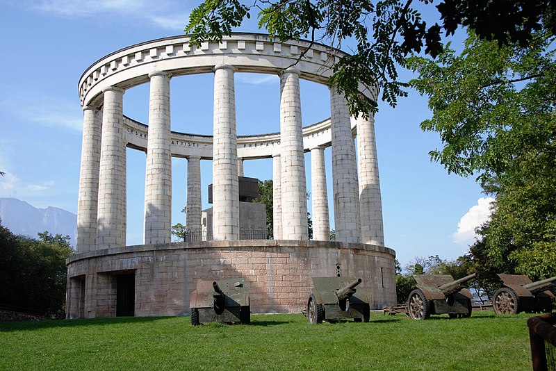 monumento a cesare battisti a trento