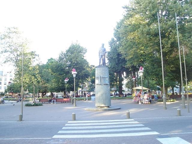 monumento a valdivia in plaza independencia concepcion