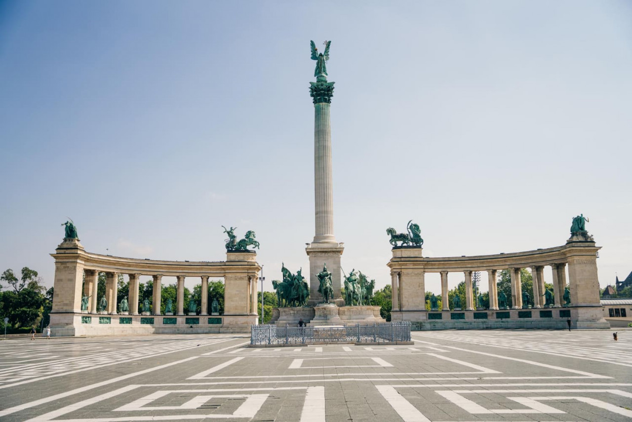 monumento del millennio sulla piazza degli eroi a budapest ungheria novembre 2021 foto di alta qualita