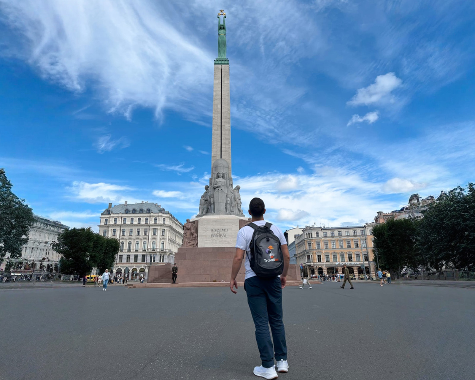 monumento della libertaoriz 2