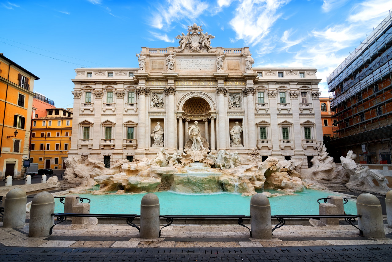 morning fontana di trevi rome italy