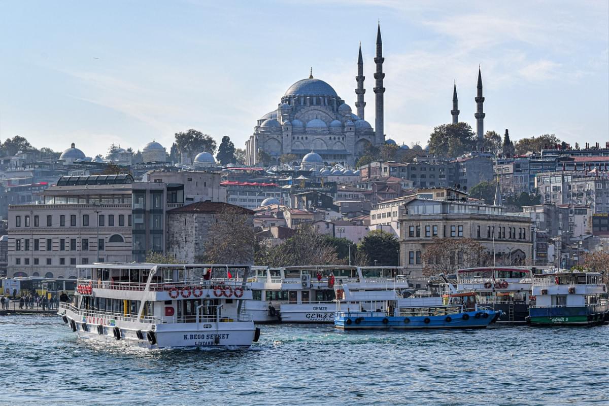 moschea fiume barca citta istanbul