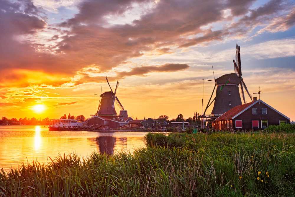 mulini a vento a zaanse schans in olanda sul tramonto zaandam nether