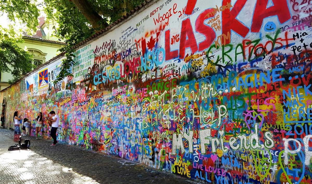 muro di john lennon praga graffiti 1 1