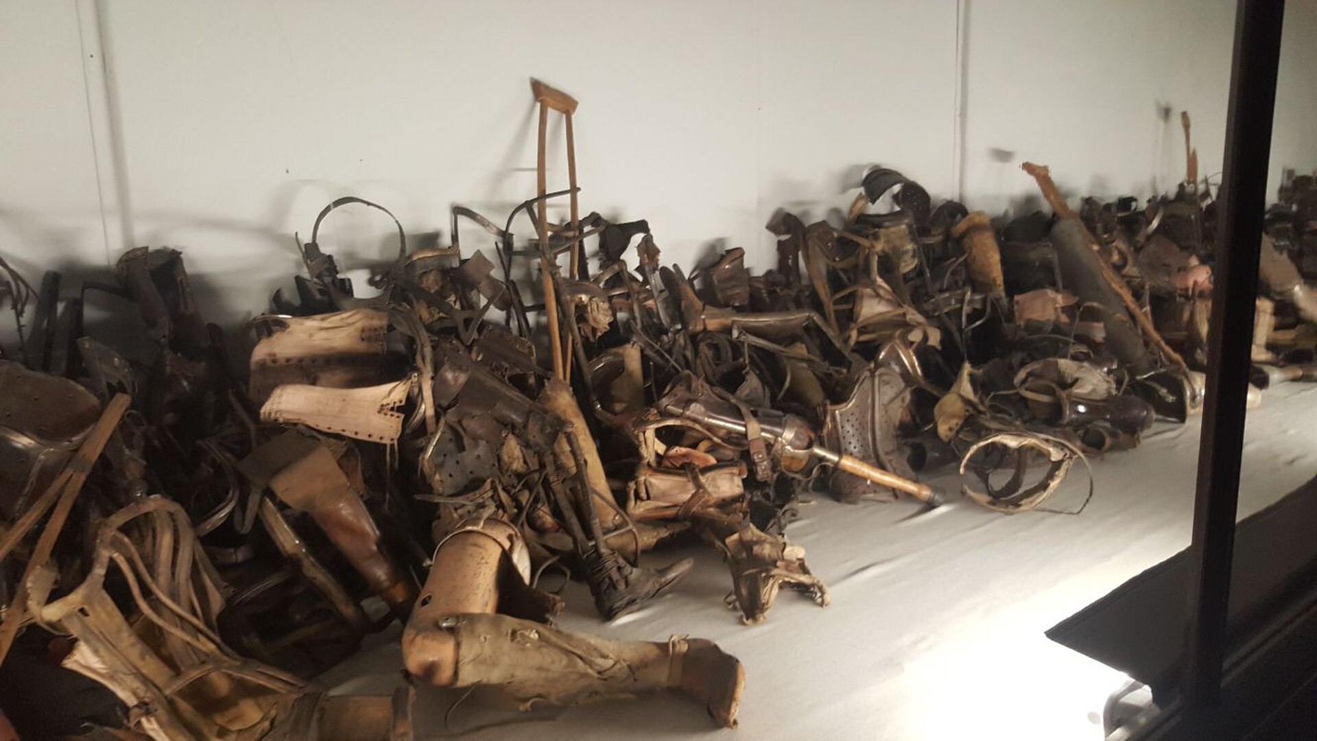 museo auschwitz protesi