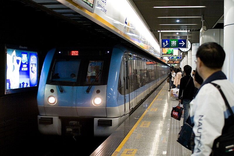 nanjing metro arriving