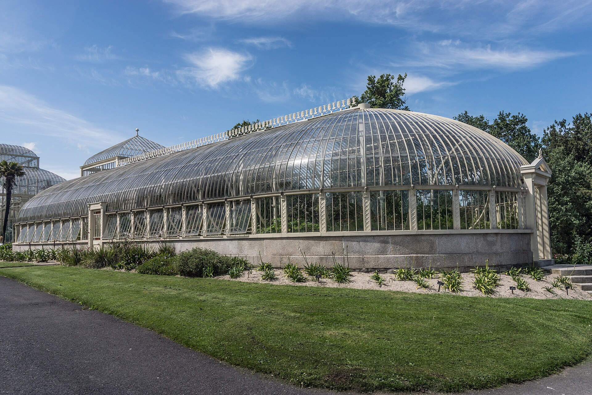 Esterno di una delle suggestive Palm House, serre in ferro battuto e vetro dei National Botanic Gardens a Glasnevin.
