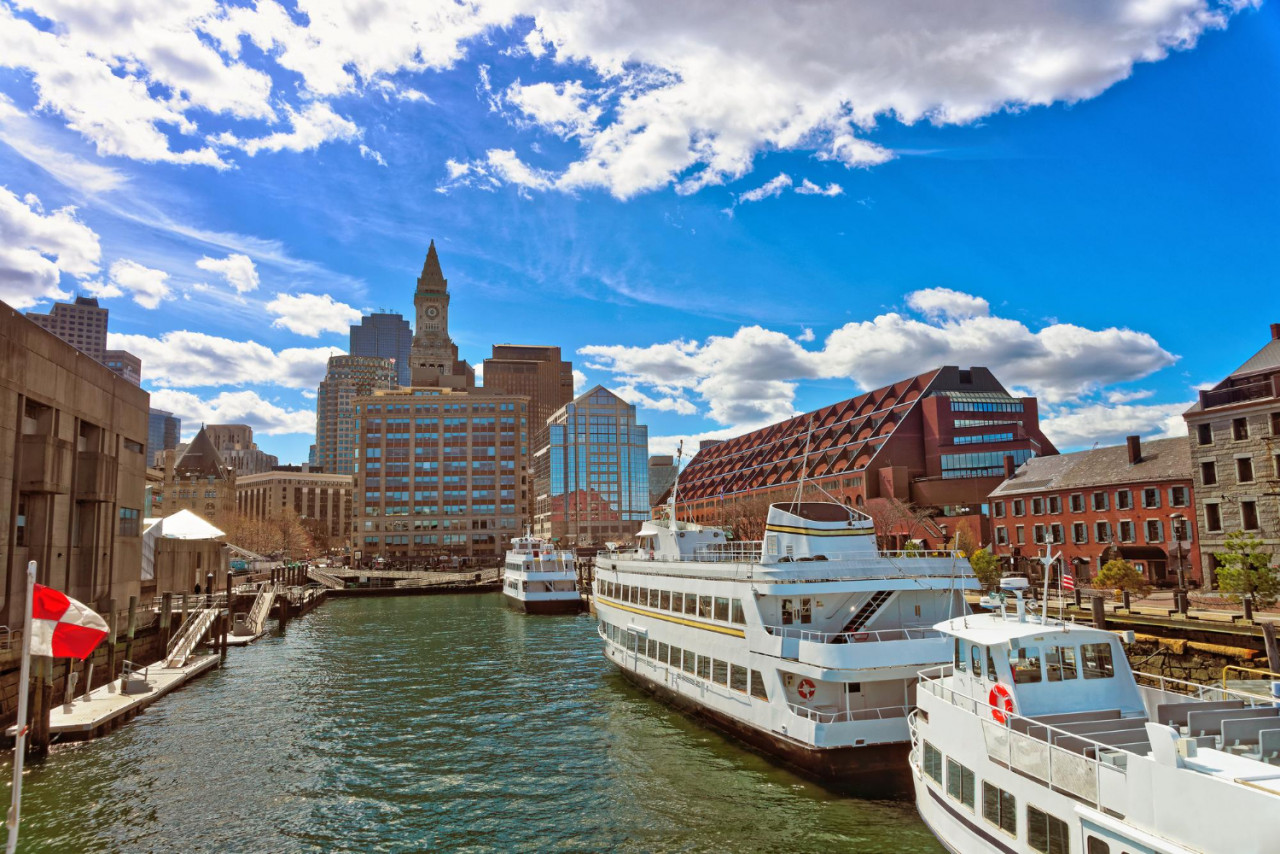 navi ormeggiate al porto e allo skyline di boston negli stati uniti la citta e una delle piu antiche degli stati uniti ed e stata fondata nel 1630 da immigrati puritani dall inghilterra
