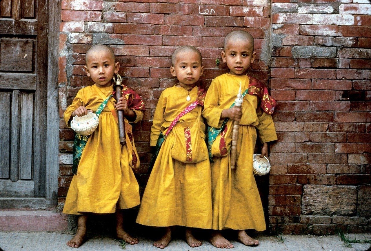 nepal bambini abito nativa in piedi