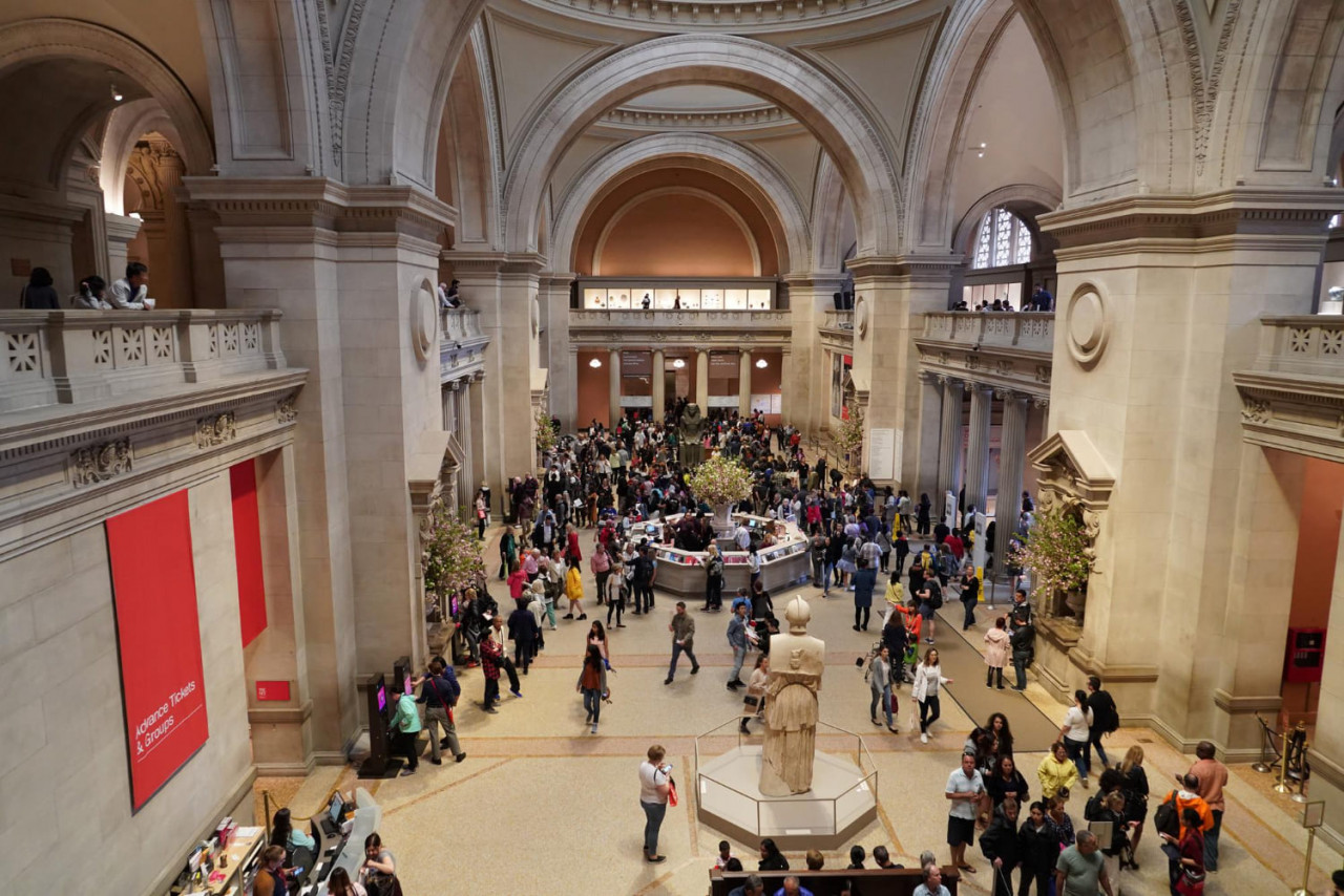 new york usa may 27 2018 visitors met metropolitan museum arts