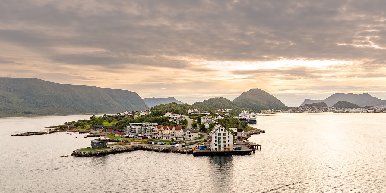 norvegia alesund tramonto montagne