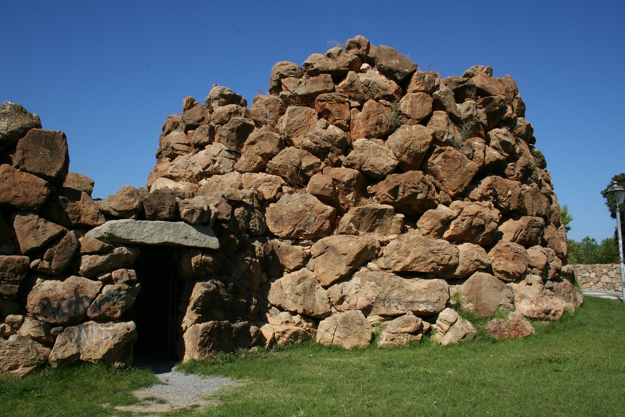 nuraghe sardegna grotta