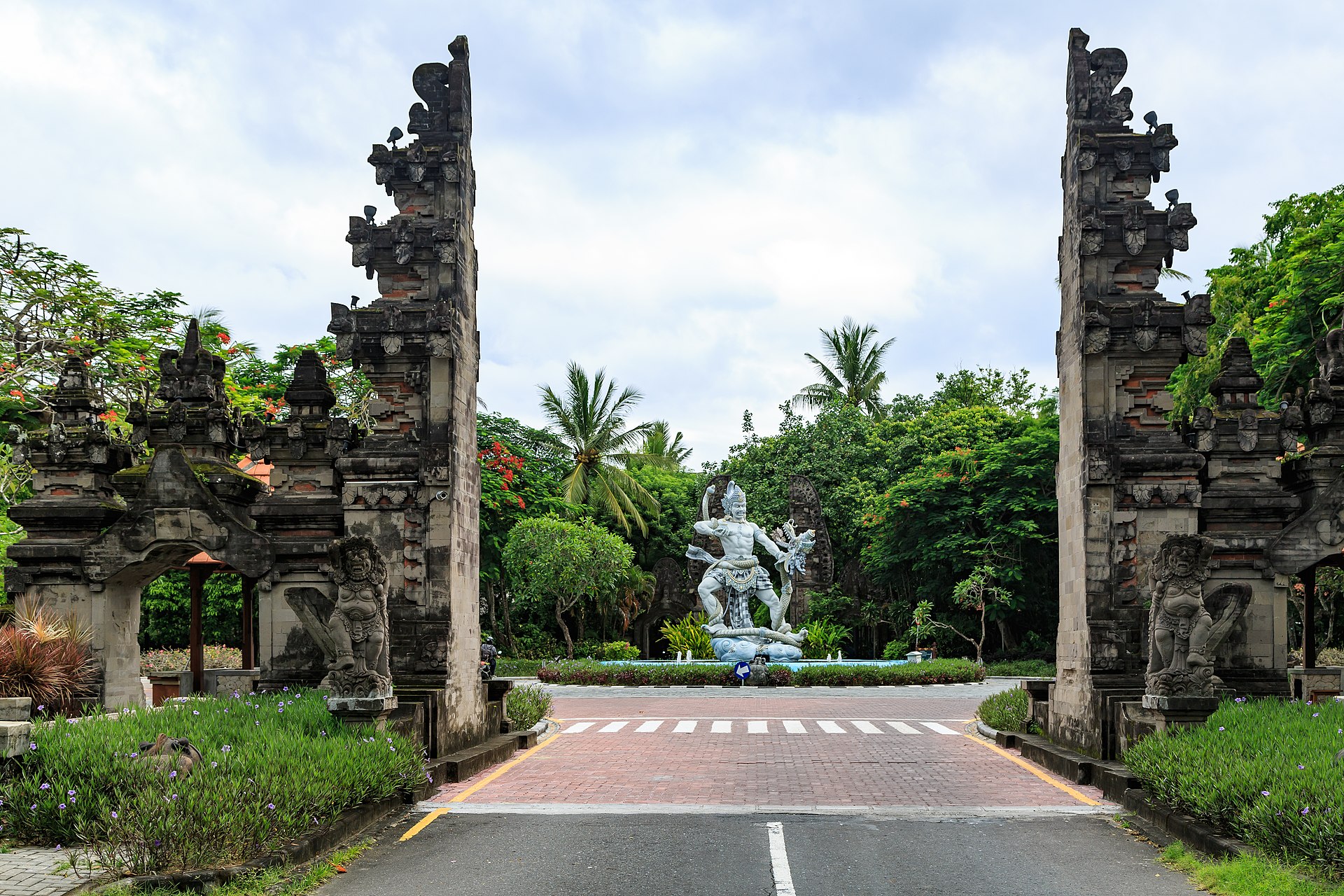 nusa dua bali indonesia southern gate 01