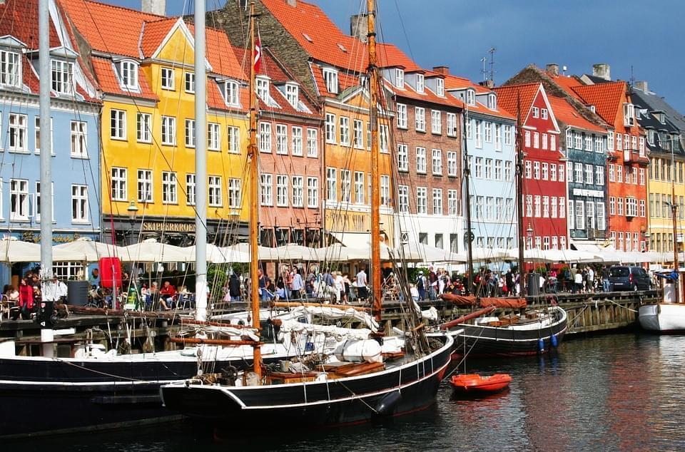 vista delle case colorate lungo il canale nyhavn