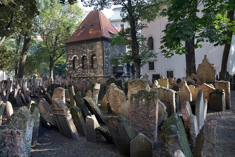 old jewish cemetery in josefov praga