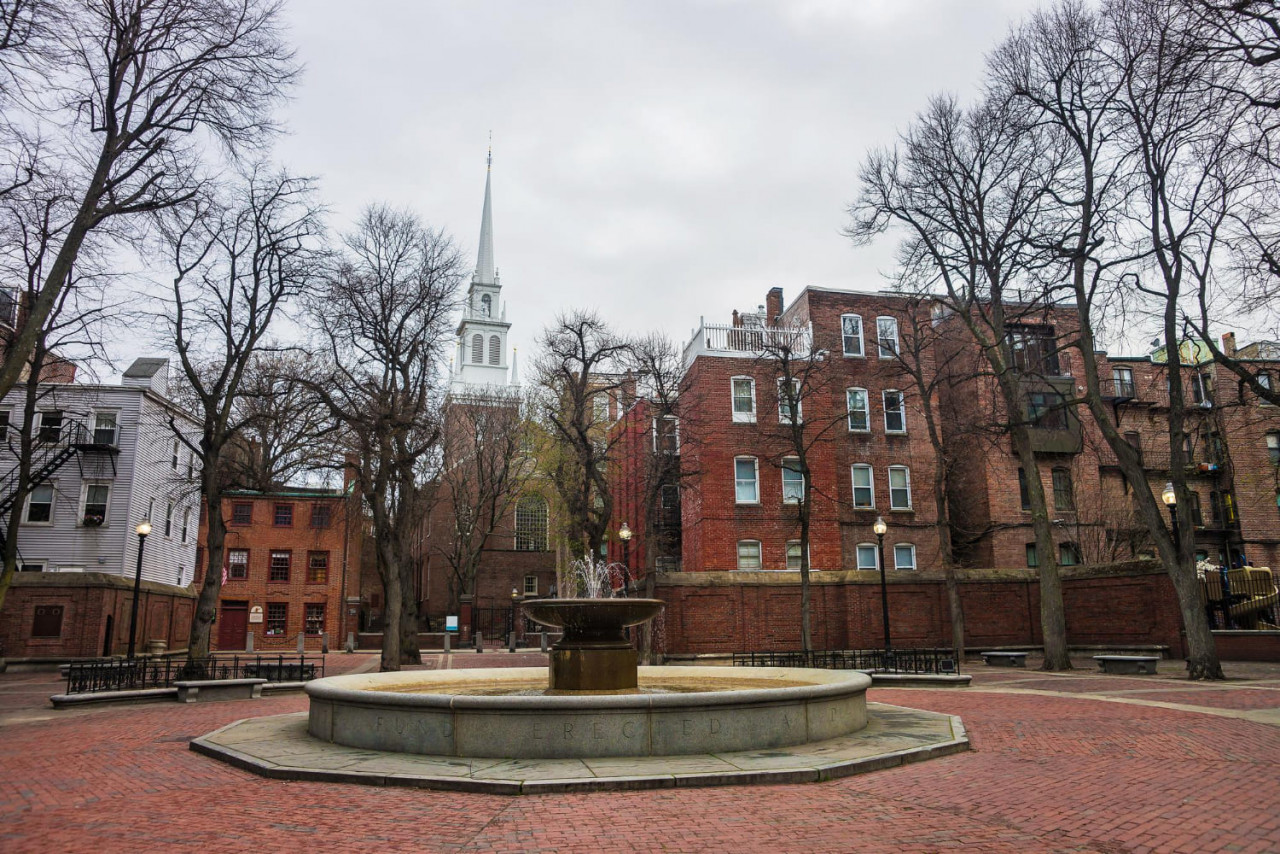 old north church e fontana nel centro di boston massachusetts stati uniti persone sullo sfondo