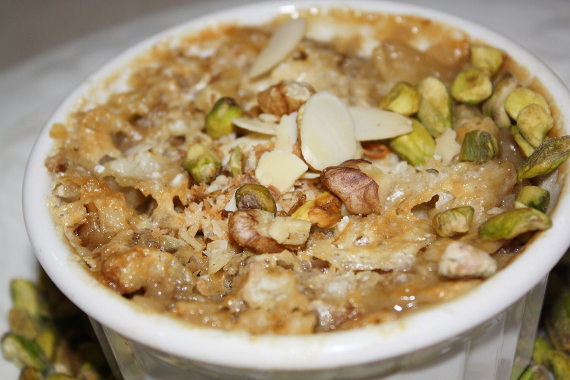 Dolce egiziano Umm Ali con latte, frutta secca e sfoglia