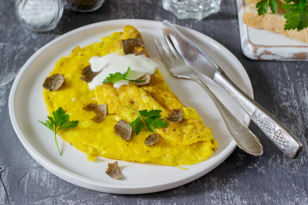omelette with truffle parsley served with sour cream