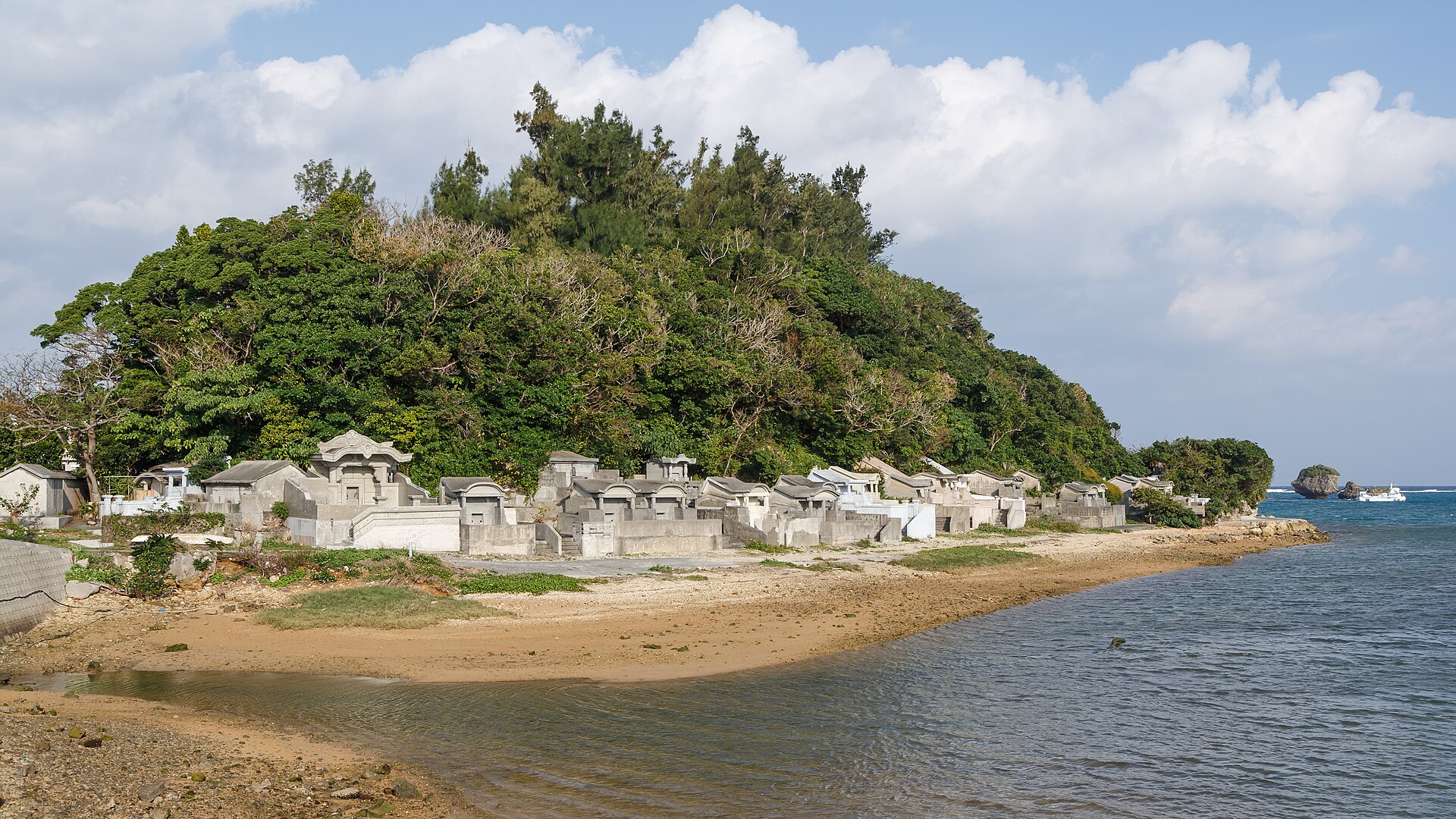 onnaokinawajapanburial site at onna village 01