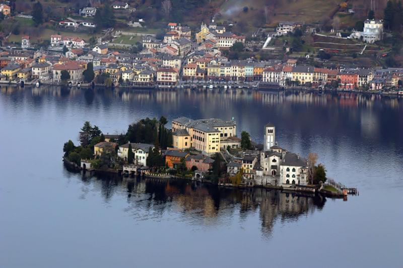 orta in mezzo al lago